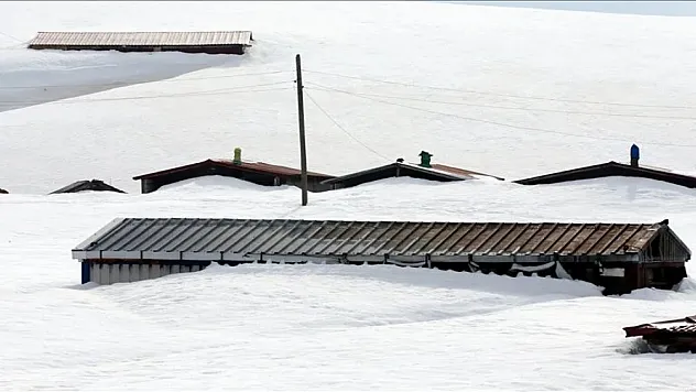 Ardahan'da yayla evleri ilkbaharda kara gömüldü