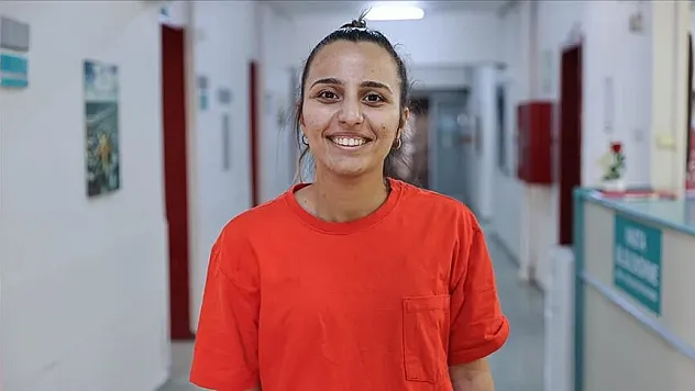 Kazada omurgası kırılan genç kız, yaş günündeki ameliyatla yürümeye başladı