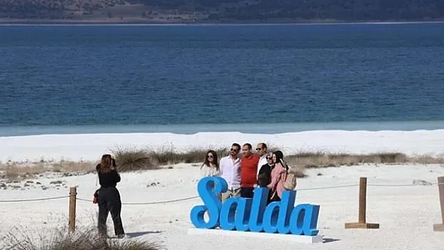 Salda Gölü'nde bayram yoğunluğu