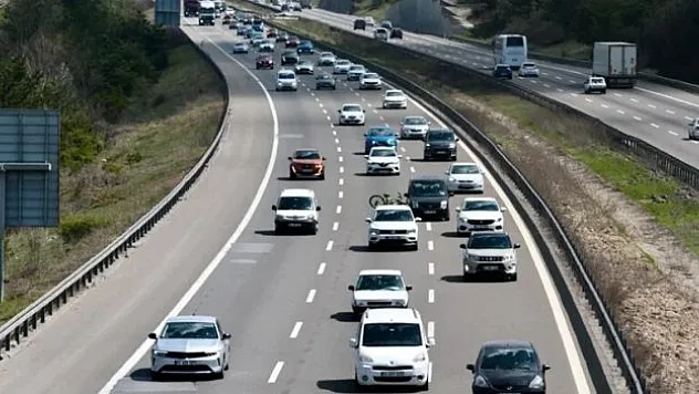 Bayram tatili dönüş trafiği yoğunluğu sürüyor