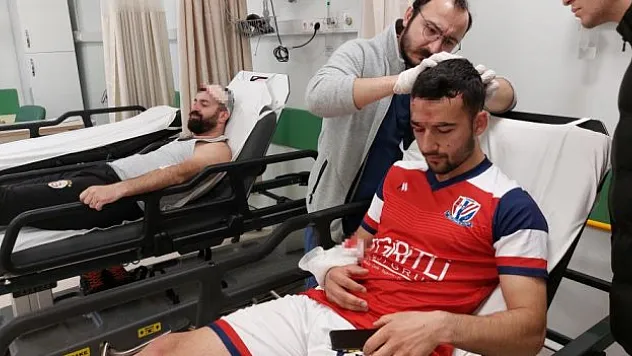 Havada çarpışan futbolcular kanlar içinde kalarak hastanelik oldu