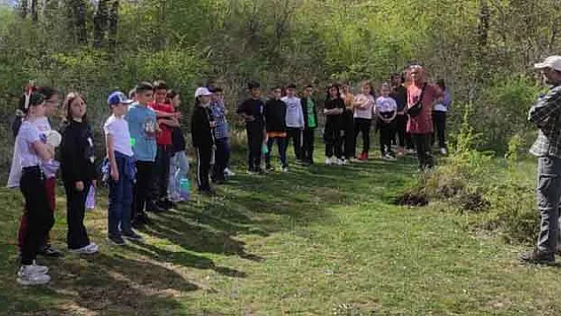 Öğrenciler  şakayık çiçeğini inceledi