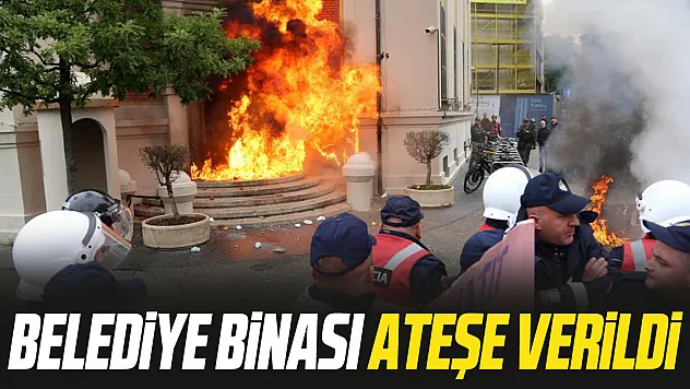 Belediye binası ateşe verildi