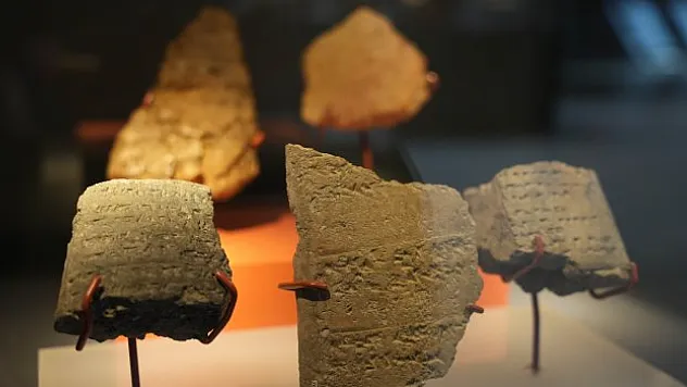 Esrarengiz tabletler ve eserler müzede