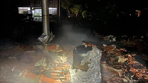 Çatı Yangını 3 saat Boyunca Söndürülemedi