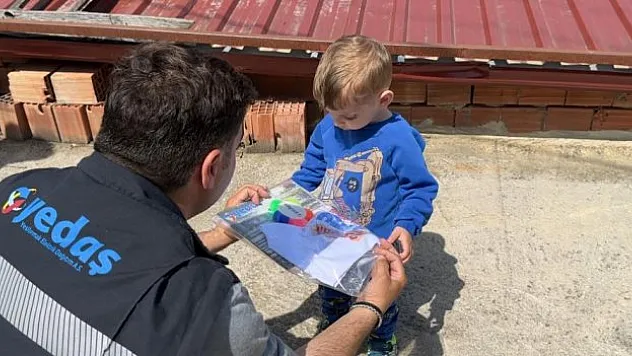 Elektrik dağıtım şirketi çocukları gülümsetti