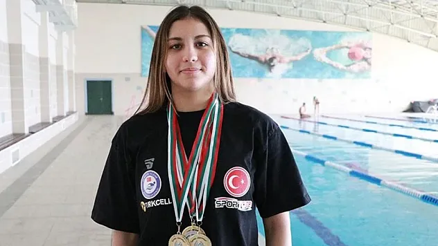 Yüzücü Gençay, derecelere kulaç atıyor