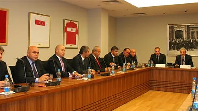 Birlik toplanıyor, Aydınlar da katılıyor..