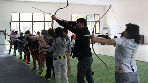 Depremzede çocuklar şampiyonluk için yay çekiyor