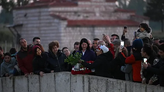 Edirne'de dilekler Tunca Nehri'ne bırakıldı