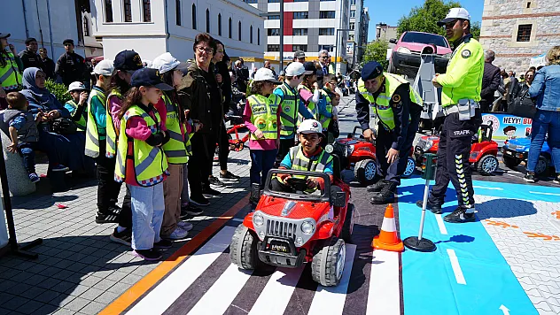 Kural tanımazlık uygulamalı olarak gösterildi