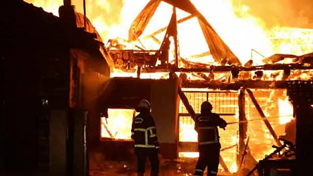 Yangında 2 ev kullanılamaz hale geldi