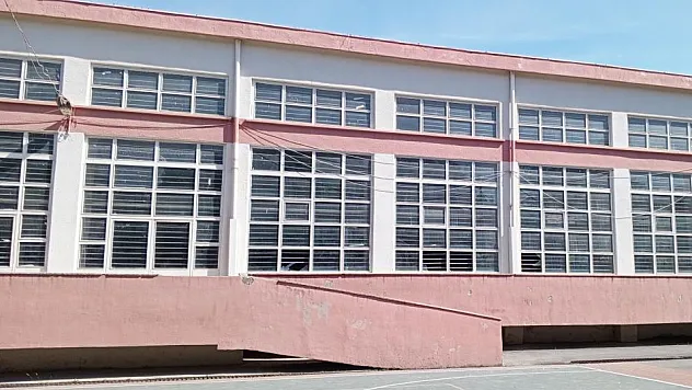 Bafra'da Kapalı spor salonunun camları kırıldı