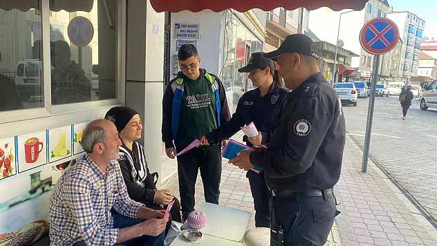Polis dolandırıcılığa karşı uyarı broşürü dağıttı