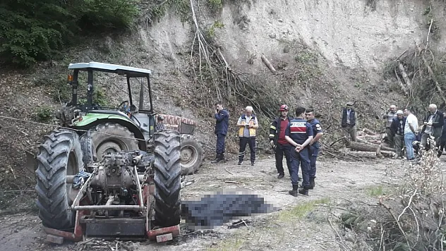 Devrilen traktörün sürücüsü öldü