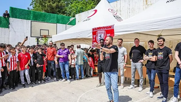 Oyuncular, miniklerle buluştu