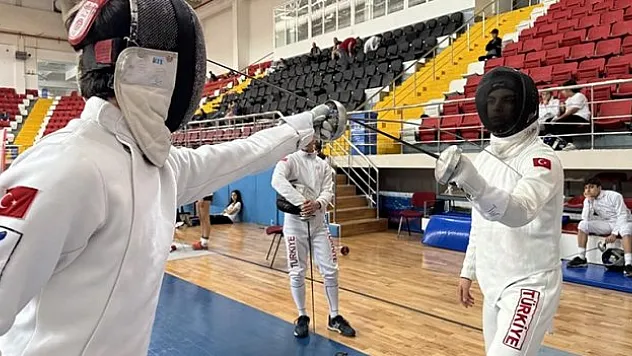 Genç milli eskrimciler kılıçlarını Türkiye'nin başarısı için sallıyor