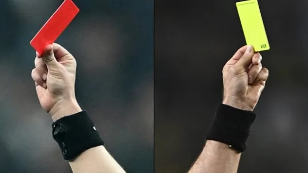 Derbide kartlar havada uçuşuyor