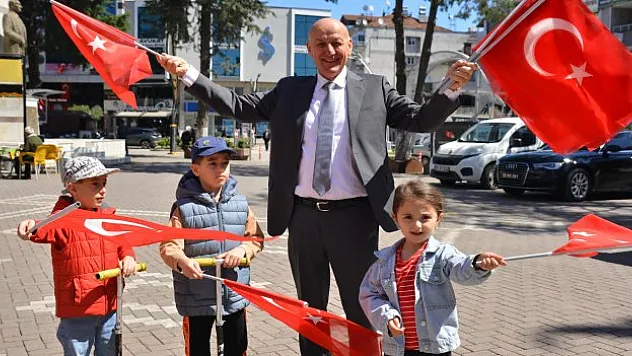 Terme'de vatandaşlara bayrak dağıtıldı