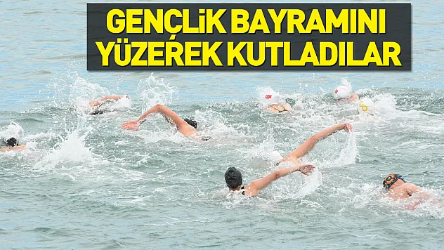 Gençlik Bayramını Yüzerek Kutladılar