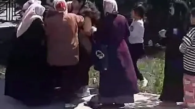 Kadınlar güçlükle ayrıldı