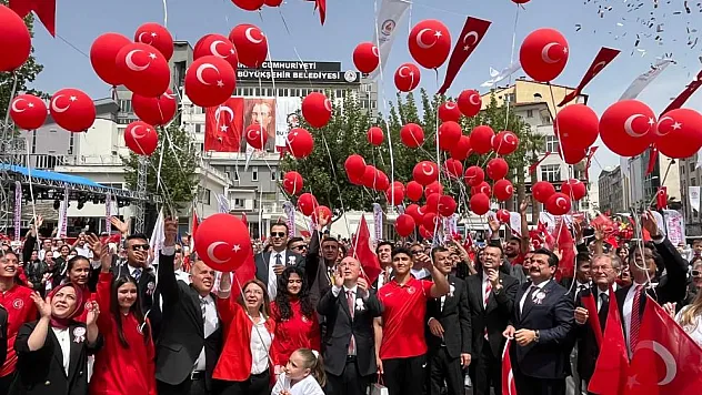 Kırmızı Beyaz Balonlar Gökyüzünü Kapladı