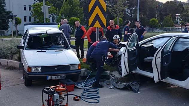 İki otomobil çarpıştı, 5 kişi yaralandı