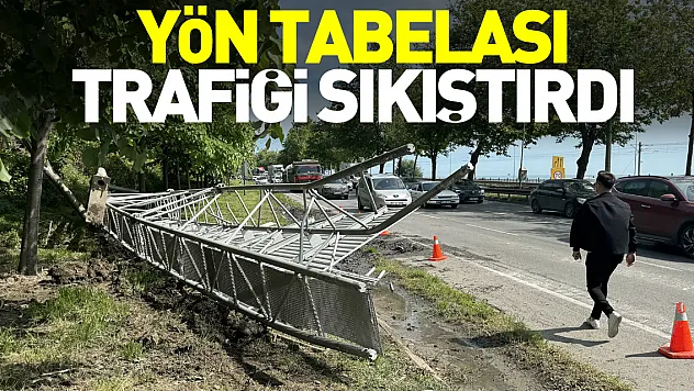 Yön tabelası Trafiği Sıkıştırdı