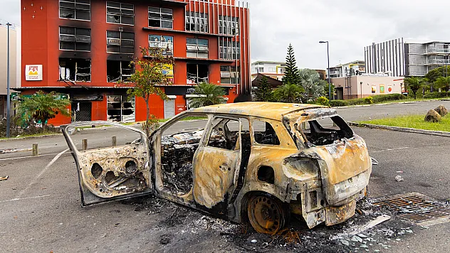 iş yeri ve 300 araç kundaklandı