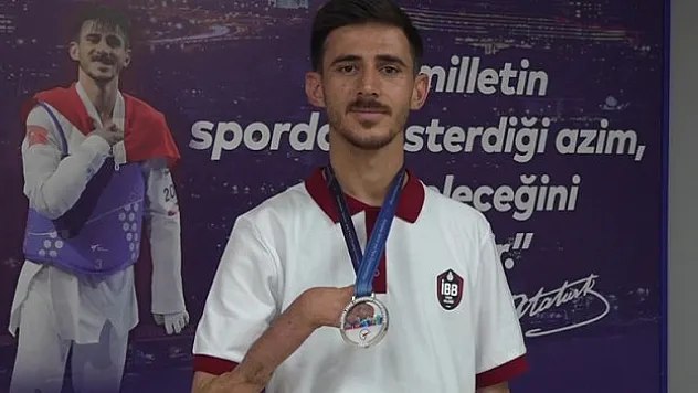 Parmağı kırıldı ama acısını içine atarak İsrailli rakibini yendi