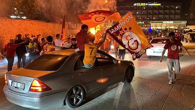 Galatasaraylı taraftarlar şampiyonluğu kutladı