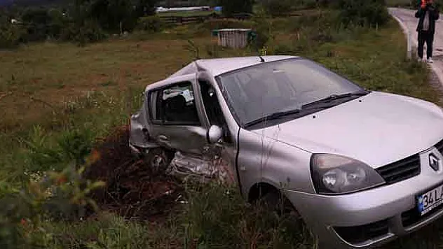 Otomobil ile servis minibüsü çarpıştı: 5 kişi yaralandı