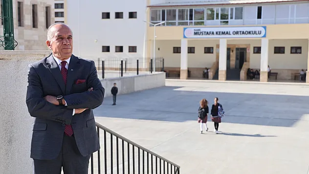 açıyor ve öğrencileri kapıda karşılıyor