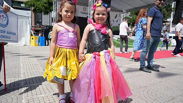 Minikler geri dönüşüm kıyafet yaptı