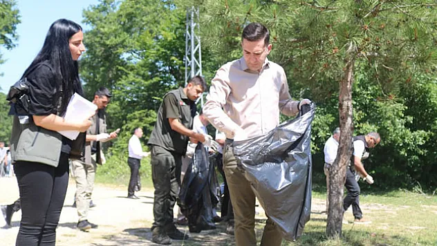 kaymakam ve öğrenciler çöp topladı