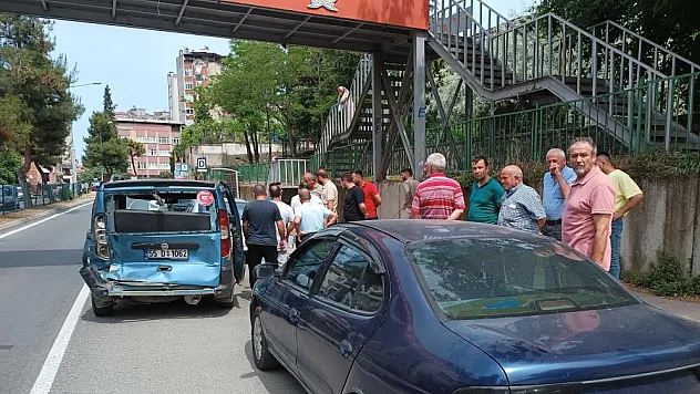 Otomobil dolmuşa çarptı: 3 yaralı