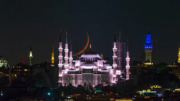 İstanbul'da hilal, Sultanahmet Camii ile buluştu