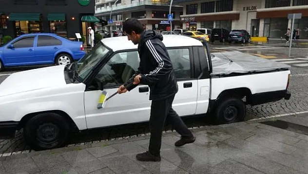 Bedava yağmur boşa gitmedi, aracını yıkadı