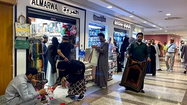 Hacı adaylarından hediyelik eşya alışverişi