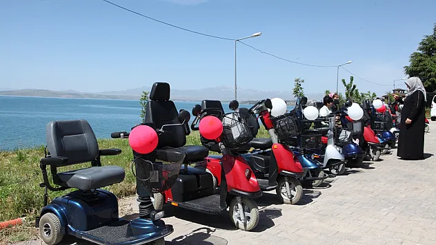 Bayram öncesi 15 engelliye akülü araç hediye edildi