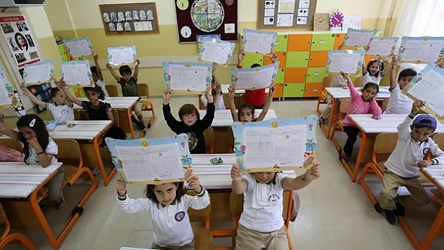 20 milyondan fazla öğrenci karnesini alarak yaz tatiline girdi