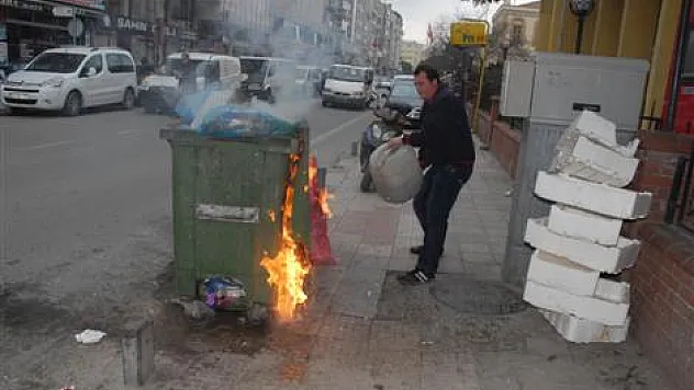 Sigara izmariti konteynırı yaktırdı