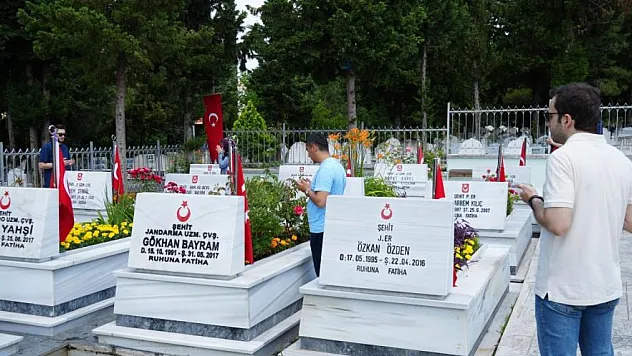 Bayramı öncesi mezarlıklar doldu taştı