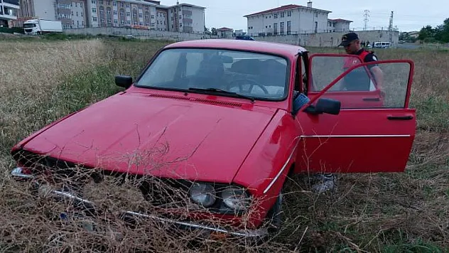 Yayaları ezmekten teğet geçen alkollü sürücü aracıyla tarlaya girdi
