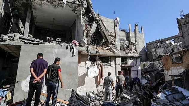 İsrail Bayramı'nın son gününde de Gazze'ye yoğun saldırılar düzenledi