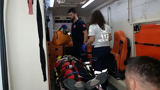 Motosiklet ile hafif ticari araç çarpıştı