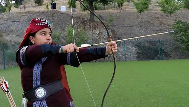 Şampiyon okçu Buğlem Sare Deveci, hedefi milli takımı