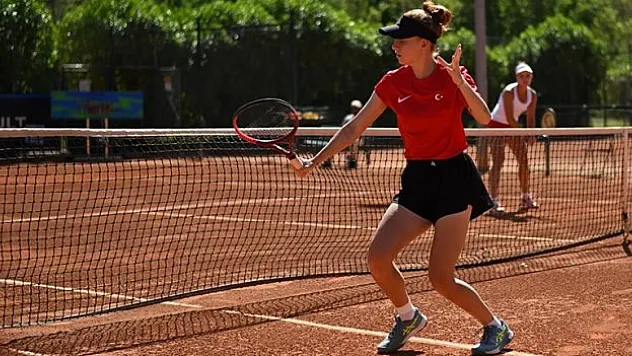 Milli tenisçi Berfu Cengiz, İsveç'teki turnuvada şampiyon oldu