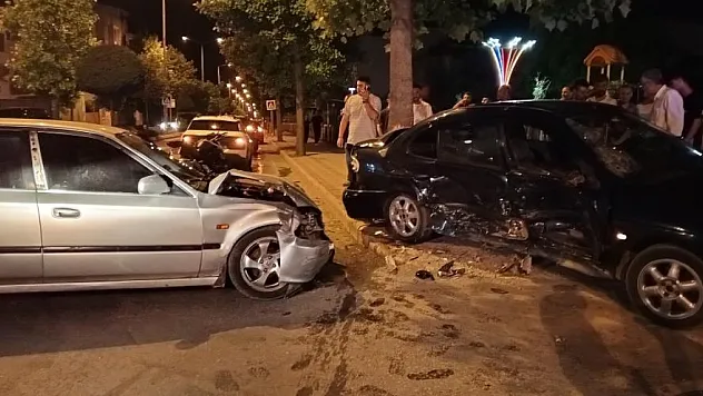 İki otomobil çarpıştı