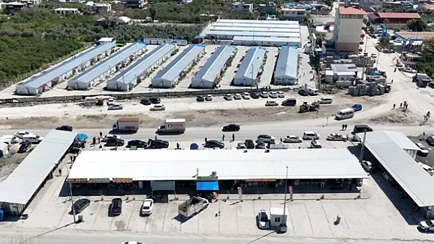 Depremzede esnaf prefabrik çarşılarla ayakta duruyor